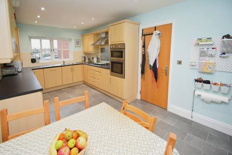 3 bedroom townhouse for sale, Canal Road, Keighley BD20