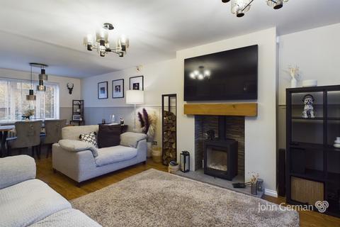 21 Kings Croft, Cannock, WS12 2GT