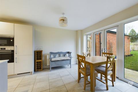 4 bedroom detached house for sale, Meadowside View, Alton