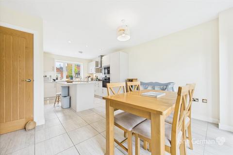 4 bedroom detached house for sale, Meadowside View, Alton