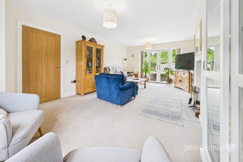 4 bedroom detached house for sale, Meadowside View, Alton