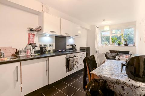 3 bedroom flat to rent, Limerick Close, Balham, London, SW12