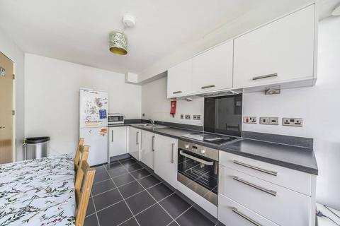 3 bedroom flat to rent, Limerick Close, Balham, London, SW12