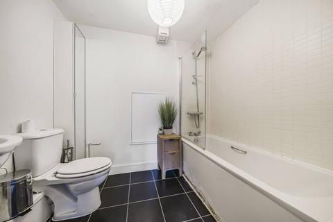 3 bedroom flat to rent, Limerick Close, Balham, London, SW12