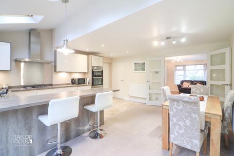 27 Flora Close, Tamworth, B79 8UD