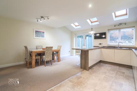 27 Flora Close, Tamworth, B79 8UD