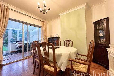 16 Milton Avenue, Hornchurch, RM12 4BW