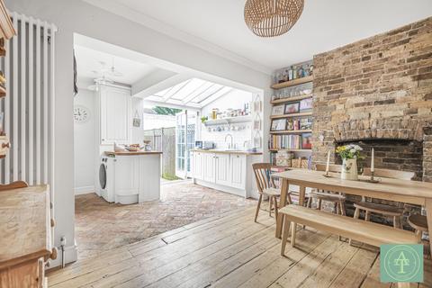 2 bedroom cottage for sale, High Street, London, N14