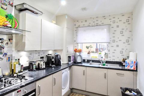 3 bedroom townhouse to rent, Ager Avenue, DAGENHAM