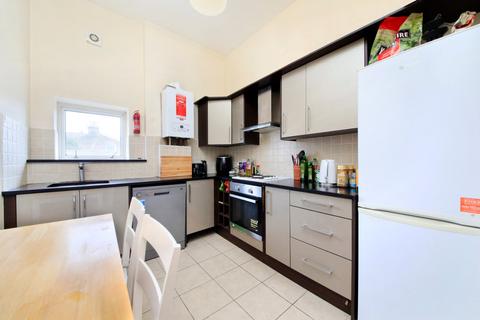 3 bedroom flat to rent, Ouseley Road, London