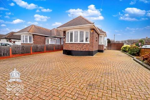 2 bedroom bungalow for sale, Thorndon Park Drive, Leigh-On-Sea