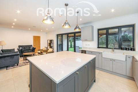 5 bedroom detached house to rent, Woods Road, Caversham