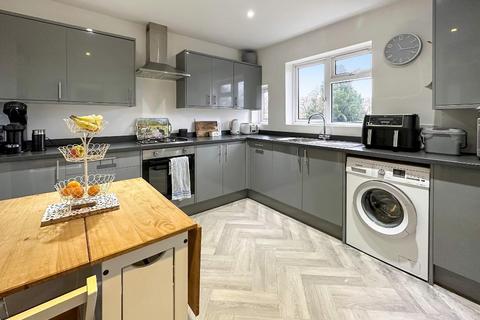 2 bedroom maisonette for sale, Gresham Avenue, Warlingham, Surrey, CR6 9DJ