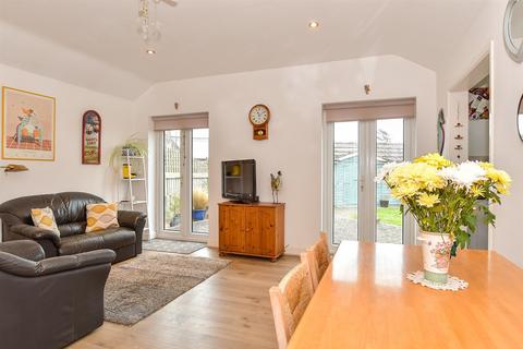 2 Lydos Close, Lydd On Sea, Romney Marsh, TN29 9NY