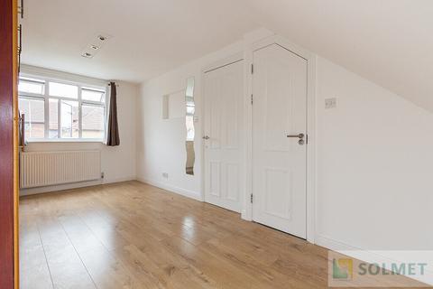 3 bedroom flat to rent, Braemar Avenue, London NW10