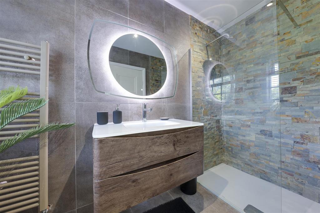 En suite 2 JPG