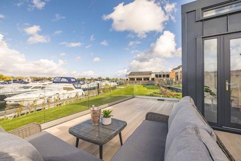 2 bedroom cottage to rent, SL4 Racecourse Marina 5