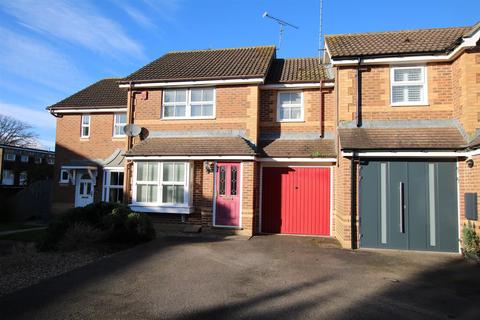 3 bedroom house to rent, Delius Gardens, Horsham