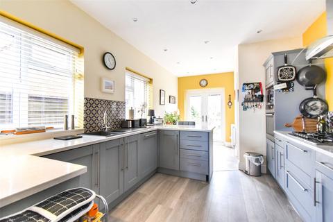 4 bedroom semi-detached house for sale, London Road, Hampshire RG27