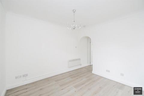 1 bedroom maisonette for sale, Brentwood Road, Romford, RM1