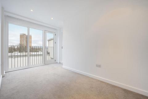 3 bedroom flat to rent, Riverdale House, SE13