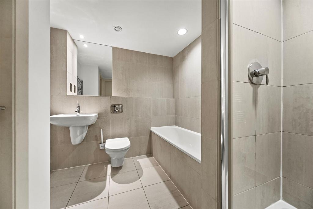 Flat1507 Bridgewater Place-05.jpg