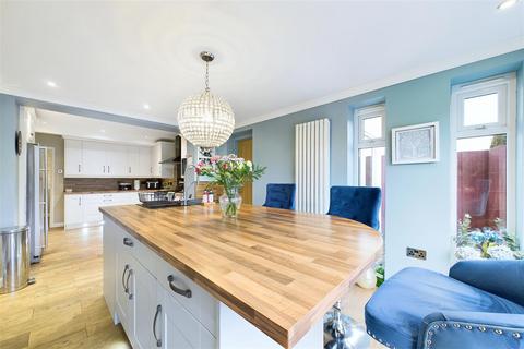 5 bedroom detached house for sale, Queen Street, Balderton