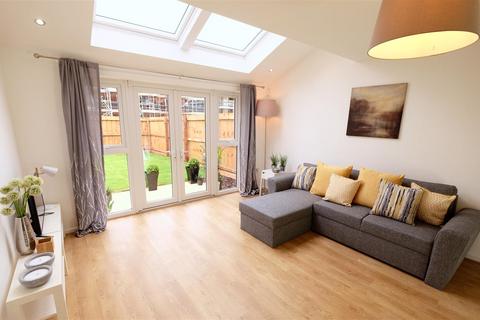 3 bedroom semi-detached house to rent, Thorne Crescent, Worsley