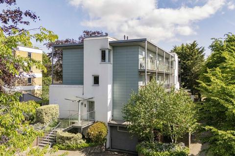 Flat 8, 4 Manor Road, Teddington, TW11 8BG