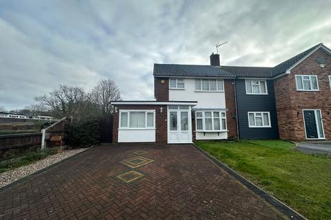 4 bedroom end of terrace house to rent, Swallow Dale, Basildon SS16