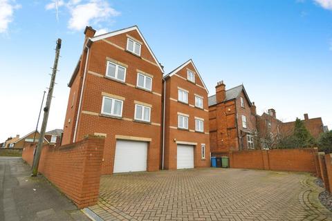3 bedroom detached house for sale, Newbold Road, Chesterfield, S41 7PU