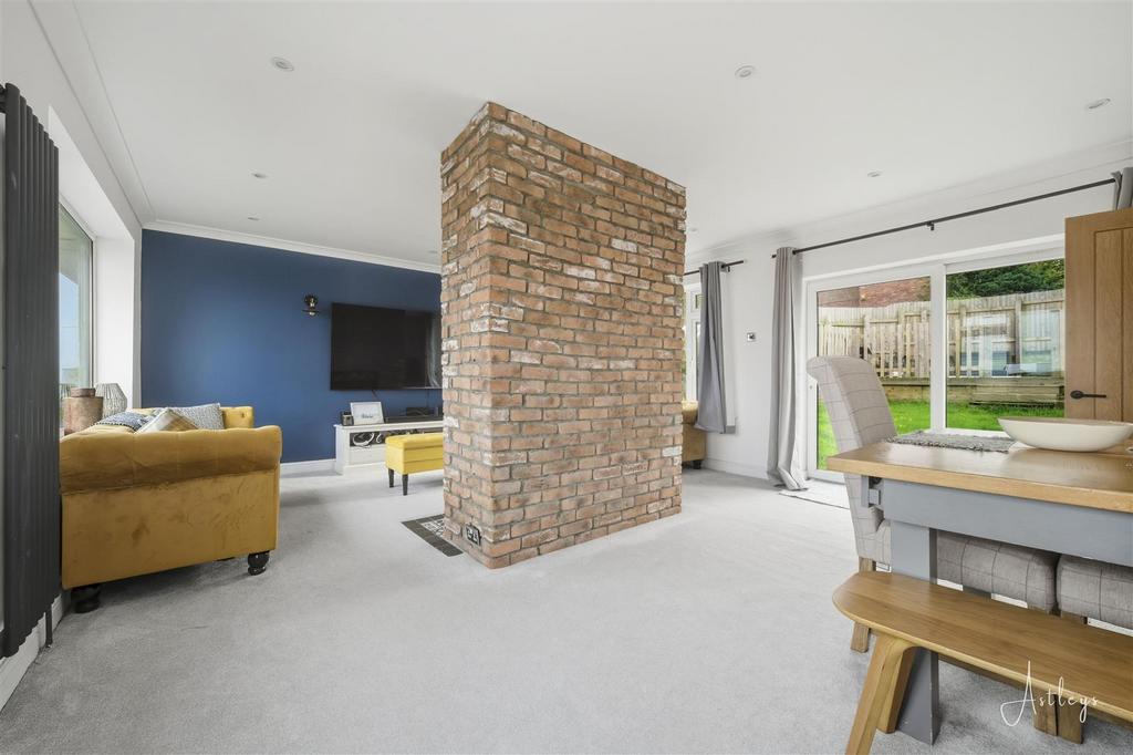 Lounge/Dining Room