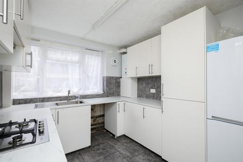 4 bedroom ground floor flat to rent, Beech Avenue, Acton