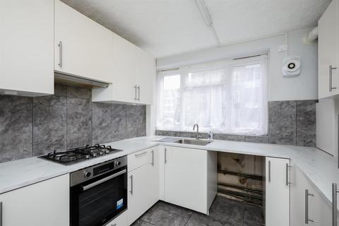 4 bedroom ground floor flat to rent, Beech Avenue, Acton