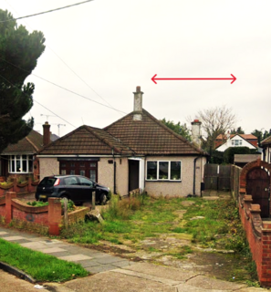 2 bedroom semi-detached bungalow for sale, Hood Road, Rainham RM13