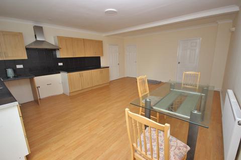 3 bedroom flat to rent, Warrington Road, Widnes, WA8