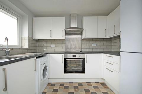 2 bedroom flat to rent, Oakley Close, Isleworth TW7