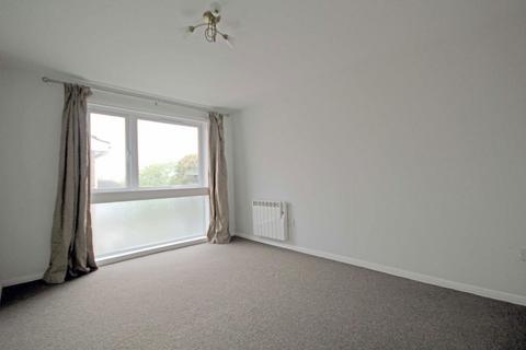 2 bedroom flat to rent, Oakley Close, Isleworth TW7