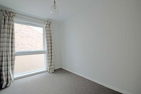 2 bedroom flat to rent, Oakley Close, Isleworth TW7