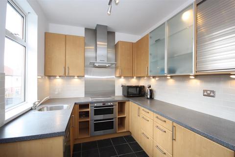 3 bedroom terraced house to rent, Rose Avenue, Horsforth, Leeds, UK, LS18