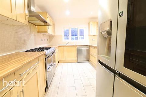 4 bedroom terraced house to rent, Ridgeway Gardens, ILFORD