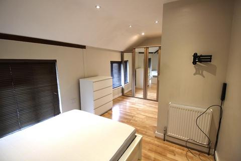 1 bedroom terraced house to rent, Hoveton Road , London, SE28 8LW