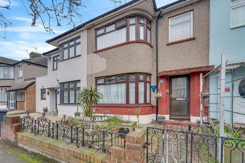 4 bedroom terraced house for sale, Edgefield Avenue, Barking, Essex