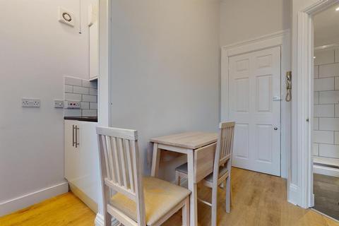 Studio to rent, Russell Road, London W14