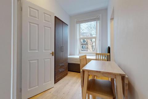 Studio to rent, Russell Road, London W14