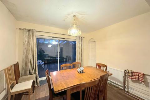 5 bedroom semi-detached house to rent, St. Andrews Avenue, Wembley