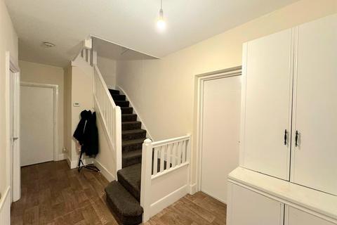 5 bedroom semi-detached house to rent, St. Andrews Avenue, Wembley