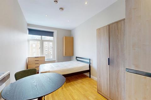 Studio to rent, Courtfield Gardens, London SW5