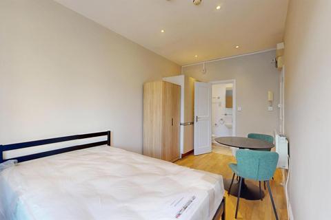 Studio to rent, Courtfield Gardens, London SW5