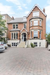 3 bedroom flat to rent, Thurlow Park Road London SE21